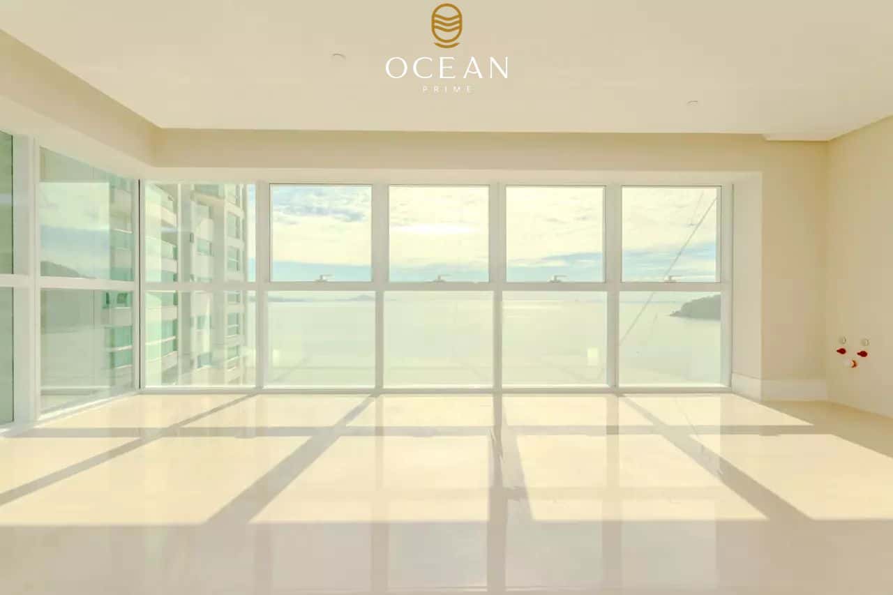 Apartamento no Edifício One Tower em Balneário Camboriú - Frente Mar — foto principal